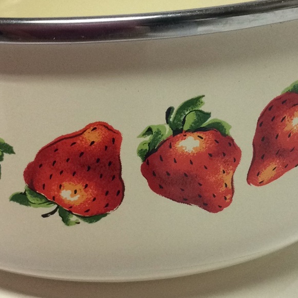 Set of 2 vintage looking strawberry bowls - Picture 5 of 7